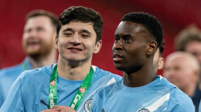 LONDÝN, ANGLICKO - 22. marca: Marc Guéhi z Manchestru City je vidieť na ihrisku po víťazstve tímu vo finálovom zápase Carabao Cup Arsenal a medzi Manchestrom City na štadióne Wembley 22. marca 2026 v Londýne v Anglicku. (Foto: Sebastian Frej/MB Media/Getty Images)
