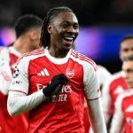 Eberechi Eze z Arsenalu oslavuje