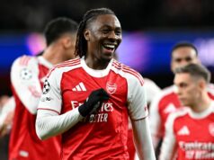 Reakcie spoluhráčov z Arsenalu hovoria za veľa, Eberechi Eze strieľa úžasný gól Eberechi Eze z Arsenalu oslavuje