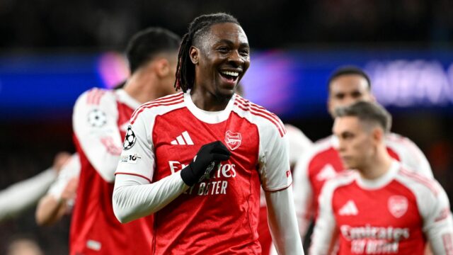 Eberechi Eze z Arsenalu oslavuje