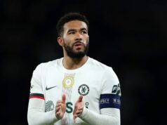 Reece James utrpel ďalšie zranenie so snami o majstrovstvách sveta v rovnováhe PARÍŽ, FRANCÚZSKO - 11. marca: Reece James z Chelsea tlieska fanúšikom po prehre tímu v zápase 16. kola Ligy majstrov UEFA 2025/26 medzi Paris Saint-Germain FC a Chelsea FC v Parc des Princes 11. marca 2026 v Paríži vo Francúzsku. (Foto: Justin Setterfield/Getty Images)