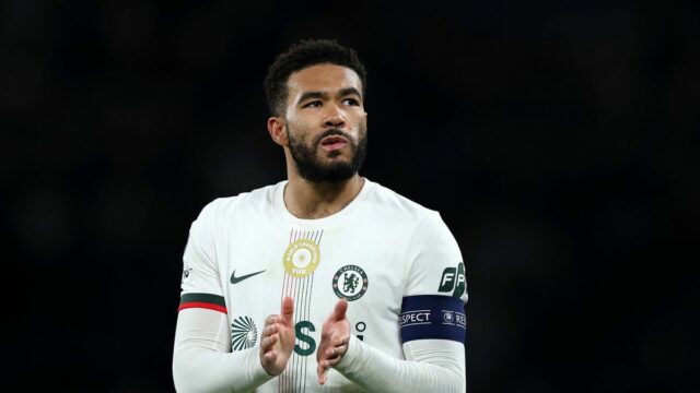 PARÍŽ, FRANCÚZSKO - 11. marca: Reece James z Chelsea tlieska fanúšikom po prehre tímu v zápase 16. kola Ligy majstrov UEFA 2025/26 medzi Paris Saint-Germain FC a Chelsea FC v Parc des Princes 11. marca 2026 v Paríži vo Francúzsku. (Foto: Justin Setterfield/Getty Images)