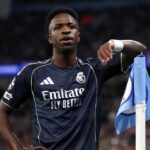 Vinicius Junior z Realu Madrid oslavuje strelenie prvého gólu svojho tímu z pokutového kopu počas zápasu osemfinále 26. kola UEFA Ligy majstrov 2025/26 medzi Manchester City FC a Real Madrid CF na City of Manchester Stadium 17. marca 2026 v Manchestri v Anglicku