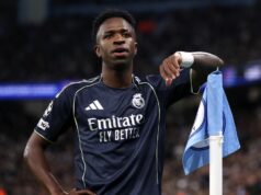 Riadenie Chelsea: Projekt presunu šrotu BlueCo, keď sa Vinicius Jr. pripojí a šesť odíde Vinicius Junior z Realu Madrid oslavuje strelenie prvého gólu svojho tímu z pokutového kopu počas zápasu osemfinále 26. kola UEFA Ligy majstrov 2025/26 medzi Manchester City FC a Real Madrid CF na City of Manchester Stadium 17. marca 2026 v Manchestri v Anglicku