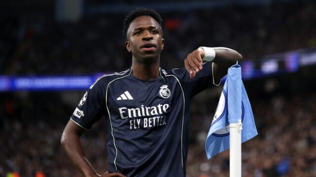 Vinicius Junior z Realu Madrid oslavuje strelenie prvého gólu svojho tímu z pokutového kopu počas zápasu osemfinále 26. kola UEFA Ligy majstrov 2025/26 medzi Manchester City FC a Real Madrid CF na City of Manchester Stadium 17. marca 2026 v Manchestri v Anglicku