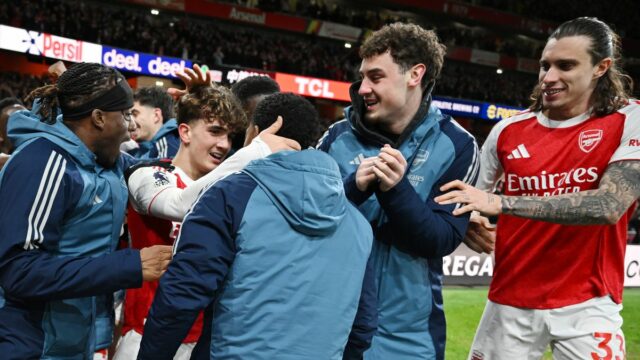 Max Dowman oslavuje strelenie druhého gólu Arsenalu s (L) Noni Madueke, (R) Riccardom Calafiorim, (2. L) Tommym Setfordom a (3. L) Jurrienom Timberom počas zápasu Premier League medzi Arsenalom a Evertonom