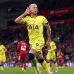 LIVERPOOL, ANGLICKO - 15. marca: Richarlison z Tottenhamu Hotspur oslavuje strelenie prvého gólu svojho tímu počas zápasu Premier League medzi Liverpoolom a Tottenhamom Hotspur na Anfielde 15. marca 2026 v Liverpoole v Anglicku. (Foto: Michael Regan/Getty Images)