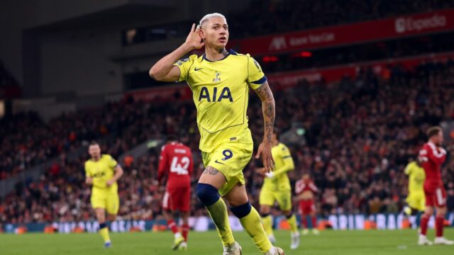 Richarlison omráčil Liverpool neskorým gólom, pretože Tottenham získal záchranné lano LIVERPOOL, ANGLICKO - 15. marca: Richarlison z Tottenhamu Hotspur oslavuje strelenie prvého gólu svojho tímu počas zápasu Premier League medzi Liverpoolom a Tottenhamom Hotspur na Anfielde 15. marca 2026 v Liverpoole v Anglicku. (Foto: Michael Regan/Getty Images)
