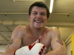Ricky Hatton bol viac ako dvojnásobkom limitu pre jazdu pod vplyvom alkoholu, keď si vzal život v herni svojho domova po tom, čo si na druhý deň zbalil batožinu na let do Dubaja. Ricky Hatton sa usmieva počas tlačového dňa v Betta Bodies Gym v Dentone v Manchestri v roku 2007