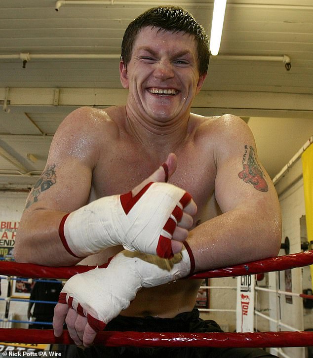 Ricky Hatton bol viac ako dvojnásobkom limitu pre jazdu pod Ricky Hatton sa usmieva počas tlačového dňa v Betta Bodies Gym v Dentone v Manchestri v roku 2007