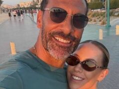 Rio a Kate Ferdinand boli nútení utiecť s rodinou z Dubaja, keď zasiahli iránske rakety Dvaja jednotlivci stoja spolu na mestskej ulici, obaja majú slnečné okuliare a usmievajú sa. Na pozadí je vydláždená cesta s stĺpikmi, skupina ľudí kráčajúcich v diaľke a rad budov pozdĺž horizontu.