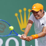 Učiteľ Tien zasiahol strelu počas svojho víťazstva v 2. kole proti Adamovi Waltonovi na turnaji BNP Paribas Open v Indian Wells Tennis Garden v Indian Wells, Kalifornia, 6. marca 2026.