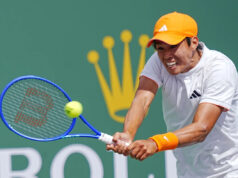 Rodák z Irvine Learner Tien vyhral prvý zápas hlavného ťahu v Indian Wells Učiteľ Tien zasiahol strelu počas svojho víťazstva v 2. kole proti Adamovi Waltonovi na turnaji BNP Paribas Open v Indian Wells Tennis Garden v Indian Wells, Kalifornia, 6. marca 2026.