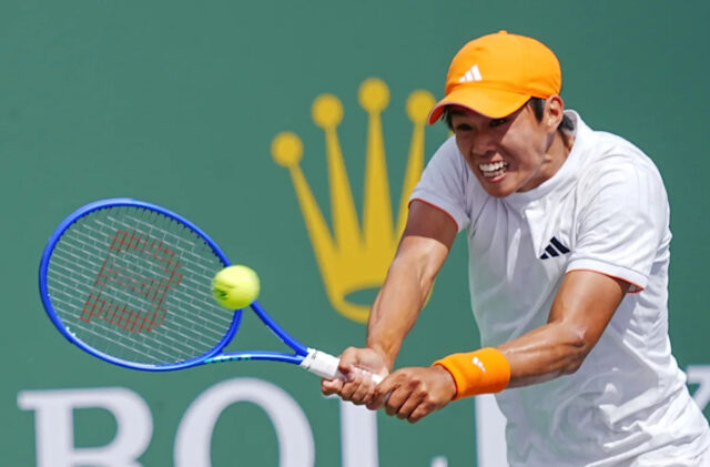 Učiteľ Tien zasiahol strelu počas svojho víťazstva v 2. kole proti Adamovi Waltonovi na turnaji BNP Paribas Open v Indian Wells Tennis Garden v Indian Wells, Kalifornia, 6. marca 2026.