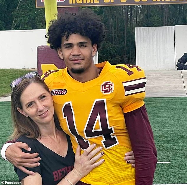 Rodičia tragického Colorada QB Dominiqa Pondera pozdravujú trénera Deiona Sandersa, Dominiq Ponder, ktorý zomrel v nedeľu pri autonehode, na snímke po boku svojej matky Catriny