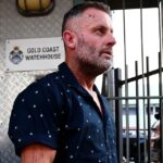 Chris Walker je zobrazený, ako v pondelok opúšťa strážnicu na sudcovskom súde Southport po podmienečnom prepustení na kauciu