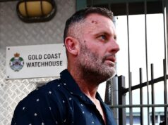 Rodina hviezdy NRL prerušila mlčanie o jeho problémoch so závislosťou po tom, čo mu súd nariadil rehabilitáciu kvôli údajným trestným činom v súvislosti s domácim násilím. Chris Walker je zobrazený, ako v pondelok opúšťa strážnicu na sudcovskom súde Southport po podmienečnom prepustení na kauciu