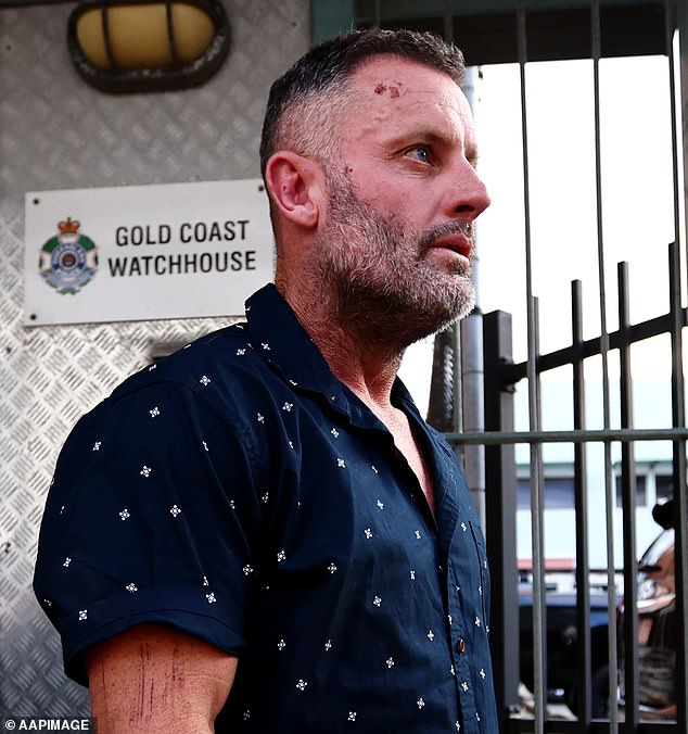 Rodina hviezdy NRL prerušila mlčanie o jeho problémoch so závislosťou Chris Walker je zobrazený, ako v pondelok opúšťa strážnicu na sudcovskom súde Southport po podmienečnom prepustení na kauciu