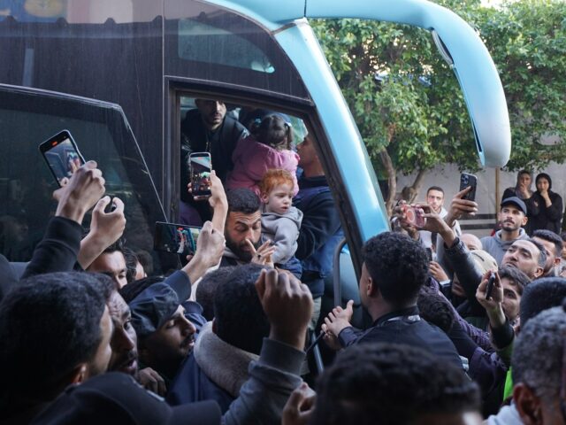 Rodiny z Gazy sa zišli roky po evakuácii detí počas Rodiny z Gazy sa zišli roky po evakuácii detí počas izraelskej vojny | Správy o konflikte medzi Izraelom a Palestínou