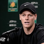 Jannik Sinner hovorí pre médiá počas tlačovej konferencie BNP Paribas Open v Indian Wells Tennis Garden v Indian Wells v Kalifornii v utorok 3. marca 2026.