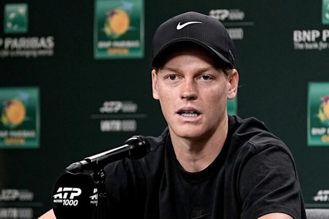 Rok po zákaze sa Sinner vracia do Indian Wells a Jannik Sinner hovorí pre médiá počas tlačovej konferencie BNP Paribas Open v Indian Wells Tennis Garden v Indian Wells v Kalifornii v utorok 3. marca 2026.