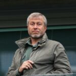 Bývalý majiteľ Chelsea Roman Abramovich sa prizerá z tribúny počas zápasu Barclays Premier League medzi Chelsea a Manchestrom City na Stamford Bridge 16. apríla 2016.