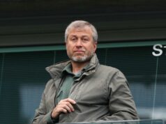 Roman Abramovič opustil Chelsea darček na rozlúčku vo výške 85 miliónov libier, z ktorého bude profitovať Liam Rosenior Bývalý majiteľ Chelsea Roman Abramovich sa prizerá z tribúny počas zápasu Barclays Premier League medzi Chelsea a Manchestrom City na Stamford Bridge 16. apríla 2016.