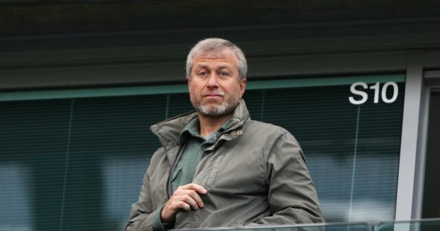 Bývalý majiteľ Chelsea Roman Abramovich sa prizerá z tribúny počas zápasu Barclays Premier League medzi Chelsea a Manchestrom City na Stamford Bridge 16. apríla 2016.