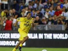 Ronaldinho oficiálne doplnilo bývalé trio Manchestru United na zápas v Anglicku Ronaldinho oficiálne doplnilo bývalé trio Manchestru United na zápas v Anglicku