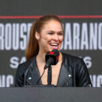 INGLEWOOD, KALIFORNIA – 10. MAREC: (Ľ-R) Ronda Rousey, Jake Paul a Gina Carano pózujú na pódiu počas tlačovej konferencie Netflix Ronda Rousey x Gina Carano v Los Angeles MMA v Intuit Dome 10. marca 2026 v Inglewood v Kalifornii. (Foto: Melina Pizano/Getty Images pre Netflix)