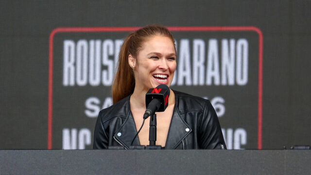 INGLEWOOD, KALIFORNIA – 10. MAREC: (Ľ-R) Ronda Rousey, Jake Paul a Gina Carano pózujú na pódiu počas tlačovej konferencie Netflix Ronda Rousey x Gina Carano v Los Angeles MMA v Intuit Dome 10. marca 2026 v Inglewood v Kalifornii. (Foto: Melina Pizano/Getty Images pre Netflix)