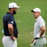 Rory McIlroy (vpravo) povedal, že je „hanba“, že Jon Rahm (vľavo) odmietol dohodu s DP World Tour