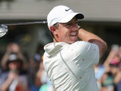Rory McIlroy (vzadu) sleduje stredajší príchod na Players Championship PGA: Arnold Palmer Invitational v podaní Mastercard – druhé kolo