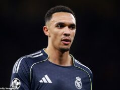 Roy Keane naráža na spor medzi Trentom Alexandrom-Arnoldom a Thomasom Tuchelom mimo ihriska – keď sa pýta, prečo bol do Anglicka povolaný pravý obranca, ktorý „nie je dobrý obranca“ pred hviezdou Realu Madrid. Trenta Alexandra-Arnolda senzačne porazil Thomas Tuchel v jeho najnovšom kádri