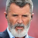 Legenda Manchestru United Roy Keane sa pozerá