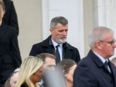 Roy Keane povedal, že „rodine bolo vytrhnuté srdce“ na emocionálnu poctu na pohrebe mamy Skupina jednotlivcov oblečených v slávnostnom oblečení, pozostávajúcom z oblekov a kravat, spolu stojí a pozorne sleduje udalosť alebo prezentáciu, ktorá sa pred nimi odohráva. Jednotlivci sa zhromažďujú vo vnútornom prostredí, možno na formálnom stretnutí alebo ceremónii.