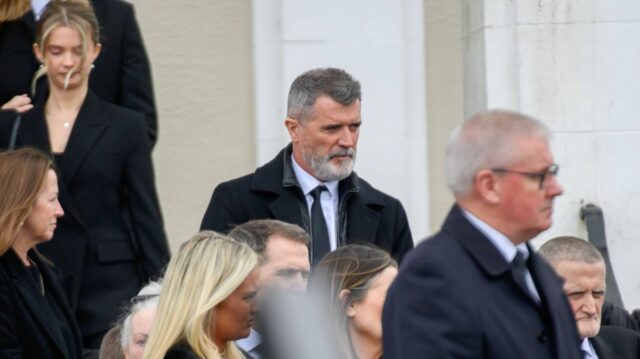 Roy Keane povedal, že „rodine bolo vytrhnuté srdce“ na emocionálnu Skupina jednotlivcov oblečených v slávnostnom oblečení, pozostávajúcom z oblekov a kravat, spolu stojí a pozorne sleduje udalosť alebo prezentáciu, ktorá sa pred nimi odohráva. Jednotlivci sa zhromažďujú vo vnútornom prostredí, možno na formálnom stretnutí alebo ceremónii.