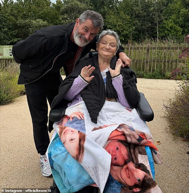 Roy Keane vzdáva srdcervúcu poctu svojej matke po tom, čo Roy Keane vzdal úprimnú poctu svojej zosnulej matke po jej smrti tento týždeň