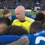 Hráči Chelsea sa pred zápasom proti Newcastlu tlačia okolo rozhodcu Paula Tierneyho