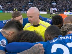 Rozhodca Chelsea vs Newcastle zastihol bizarný predzápasový zhluk Hráči Chelsea sa pred zápasom proti Newcastlu tlačia okolo rozhodcu Paula Tierneyho