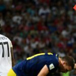 Poľský rozhodca Szymon Marciniak (R) udelil nemeckému obrancovi Jeromeovi Boatengovi (L) červenú kartu počas futbalového zápasu F-skupiny majstrovstiev sveta 2018 medzi Nemeckom a Švédskom na štadióne Fisht v Soči 23. júna 2018.