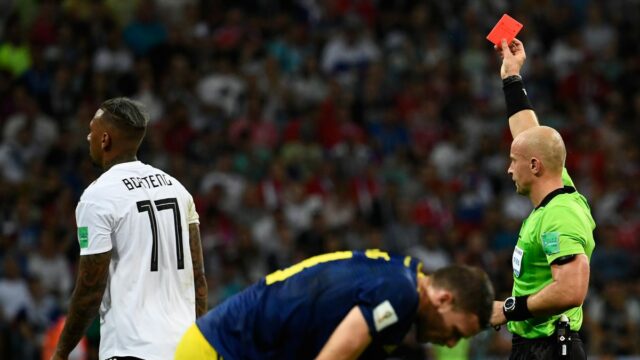 Poľský rozhodca Szymon Marciniak (R) udelil nemeckému obrancovi Jeromeovi Boatengovi (L) červenú kartu počas futbalového zápasu F-skupiny majstrovstiev sveta 2018 medzi Nemeckom a Švédskom na štadióne Fisht v Soči 23. júna 2018.