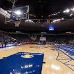 Rozhodca zrazil nohy počas basketbalovej bitky medzi Južnou Alabamou a pobrežnou Karolínou