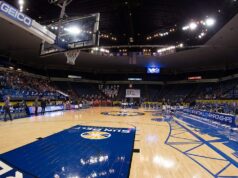 Rozhodca zrazil nohy počas basketbalovej bitky medzi Južnou Alabamou a pobrežnou Karolínou Rozhodca zrazil nohy počas basketbalovej bitky medzi Južnou Alabamou a pobrežnou Karolínou