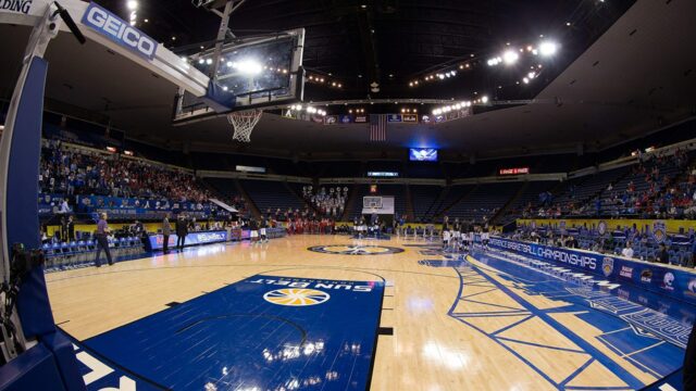 Rozhodca zrazil nohy počas basketbalovej bitky medzi Južnou Alabamou a pobrežnou Karolínou
