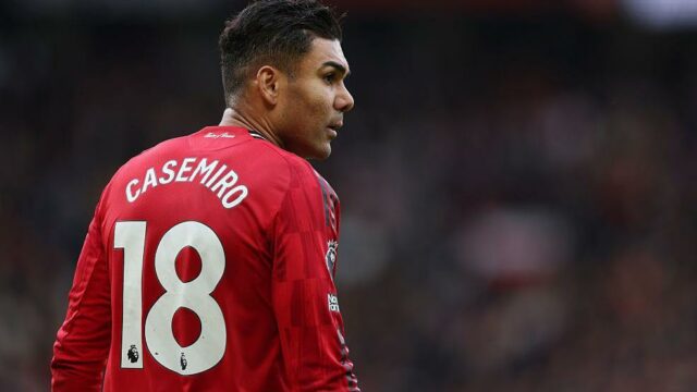 Elliot Anderson hrá za Nottingham Forest proti Manchestru United