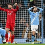 Bernardo Silva (vpravo) varoval svojich spoluhráčov z Man City pred rozhodujúcim obdobím