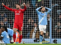 Rozrušený Bernardo Silva varuje svojich spoluhráčov z Manchestru City po údere o titul v Premier League – pred piatimi kľúčovými zápasmi Bernardo Silva (vpravo) varoval svojich spoluhráčov z Man City pred rozhodujúcim obdobím