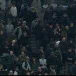 Televízne kamery zaregistrovali fanúšikov Spurs, ktorí smerovali k východom po pochmúrnom prvom polčase proti Palace