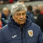 ISTANBUL, TURKIYE - 26. marca: Hlavný tréner Mircea Lucescu z Rumunska sleduje semifinálový zápas play-off európskej kvalifikácie na majstrovstvá sveta 2026 medzi Turkiye a Rumunskom na štadióne Tupras v Istanbule v Turkiye 26. marca 2026. (Foto: Serhat Cagdas/A)